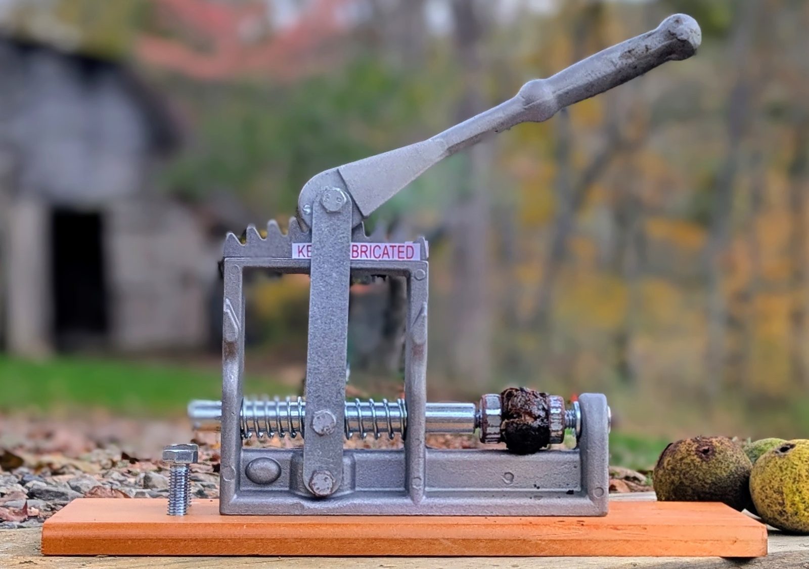 Walnut cracker machine with cast aluminum frame and ratchet lever